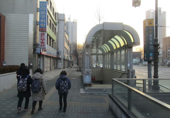 三角地駅のエスカレーター