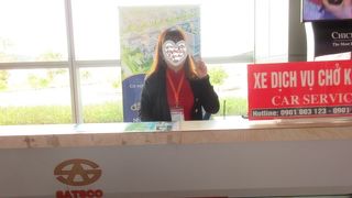 空港内の赤い案内所SATSCOを利用したら、観光は楽々。