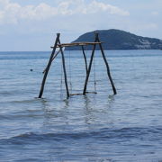 11月は海が綺麗でなくて海藻が打ち上げられた浜、泳ぐ人はいなくて海の中にブランコ、浜辺で食事する場所？