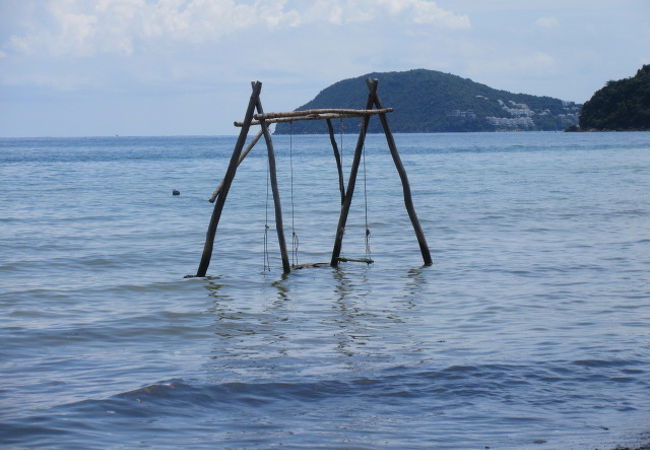 11月は海が綺麗でなくて海藻が打ち上げられた浜、泳ぐ人はいなくて海の中にブランコ、浜辺で食事する場所？
