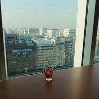 10階の【アソシア ラウンジ】でアイスティーを飲んだ