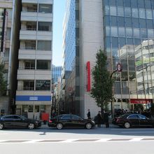 東側歩道から今川橋由来碑付近の様子(由来碑は右手ビルの左側)