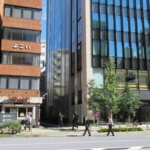 西側歩道から東側の石碑付近の様子(石碑は右手ビルの左手脇)