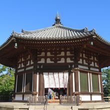 落ち着いた六角のお堂