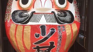 圧倒的な数のだるまに驚かされます。