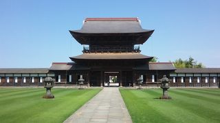 芝生の緑と青い空が美しい前田家の菩提寺