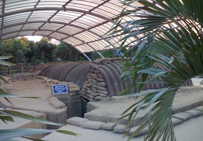 平地にあるドーム型塹壕地下基地