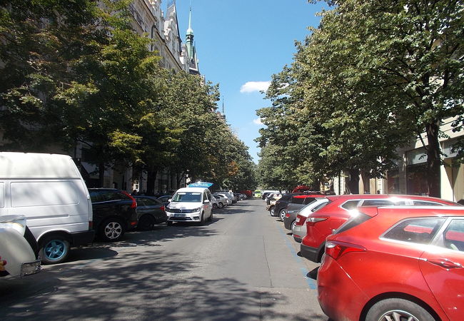 旧市街広場から北西に延びる大通りです。