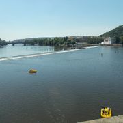 プラハの旧市街地の東から北に流れている川です。