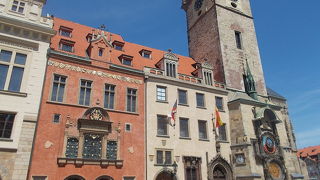 旧市街広場の西側にあります。