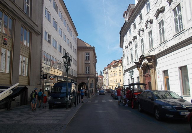 旧市街広場から東にのびる通りです。
