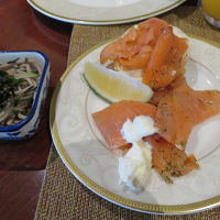 クラブレベルラウンジでの朝食（サーモンと蕎麦）