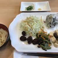 朝食は、高松名物のしょうゆ豆とうどんも