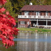 洋館と湖と紅葉