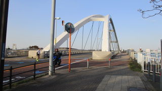 旧東海道、美しいクリーム色のアーチ橋です。