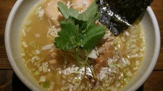 透き通った鳥の出汁はなかなかのもの