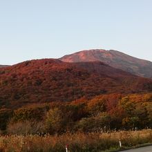 夕日に赤く染まる鳥海山山頂