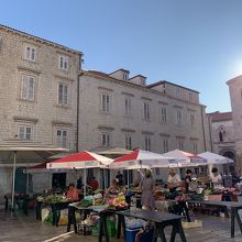 広場にある小さな青空市場です。