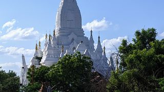 真っ白な壁の寺院