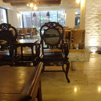 よくわからないけれどあちこちに重厚な木材を使っている