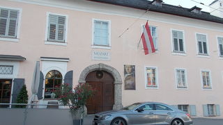 旧市街地のザルツァッハ川の北側にあります。