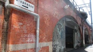 アーチ形の煉瓦壁で歴史を感じる高架橋です