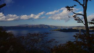 紅葉のきれいな雄大な湖