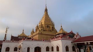 バガンには無い階段状になった塔