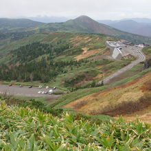 登山道からレストハウスを見下ろして、左下は無料駐車場