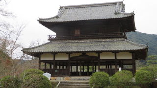 お掘り沿いにあります