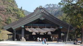 名所のしめ縄は神楽殿