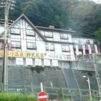 箱根湯本駅付近から見たかっぱ天国の建物