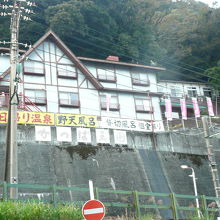 箱根湯本駅付近から見たかっぱ天国の建物