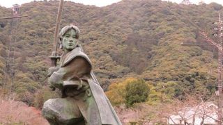 錦川の堤防沿いにあります