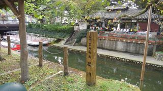 富山城近くに流れています