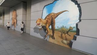 福井駅西口にある恐竜モニュメントやトリックアートや巨大壁画