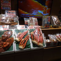 売店にはカニも販売されています。