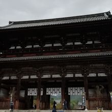 重厚で雄大な門です