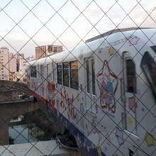 沖縄都市モノレール（ゆいレール）車両の実車走行風景