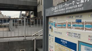 道頓堀川沿いの散歩道