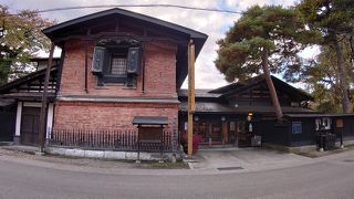 赤レンガの蔵の内部は