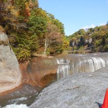 遊歩道はコーンやロープが目印、絶対中には入らないこと