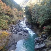 紅葉を見に鳩ノ巣渓谷遊歩道を歩きました