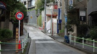 カーブした坂道