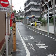 静かな住宅地の坂