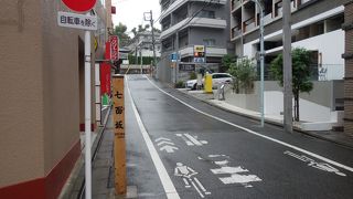 静かな住宅地の坂