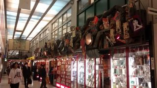 様々な時代のキャラクター製品など