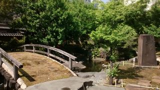 筆塚と書いてある大きな石板