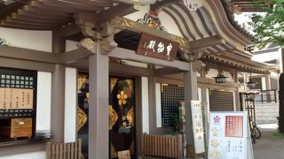 宝物殿の建物も非常に凝った装飾ばかり