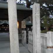 橋のたもとにある神社